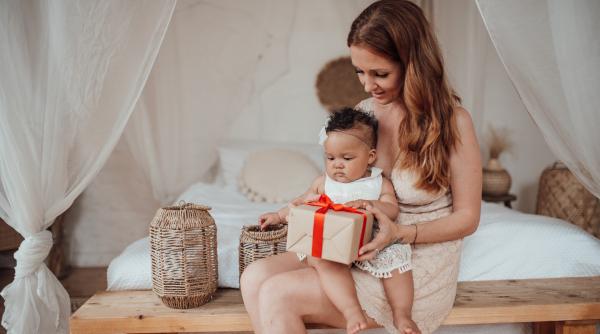 Cele mai bune cadouri pentru proaspete mămici care nu sunt doar pentru copil