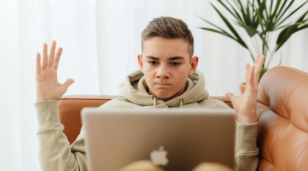 Cum să convingi un adolescent să se deconecteze de la rețelele sociale