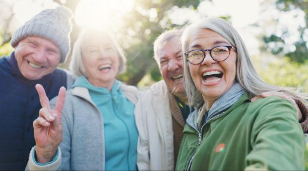 Oamenii care rămân ageri din punct de vedere intelectual la 70 de ani și peste, au aceste 5 obiceiuri zilnice