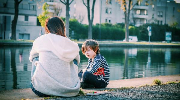 Cum să îl înveți pe copil regula „Aici nu se pune mâna” 