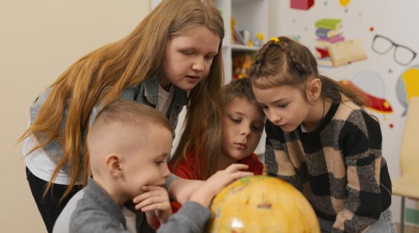 Dacă te întrebi cum să-ți înveți copilul inteligența emoțională, consultă aceste sfaturi de top de la experți