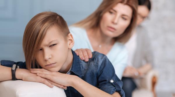 Afirmațiile pe care le rostesc copiii pentru a-i face pe părinți să se simtă vinovați. Psiholog: „Nu vă supărați și nu fiți defensivi!”