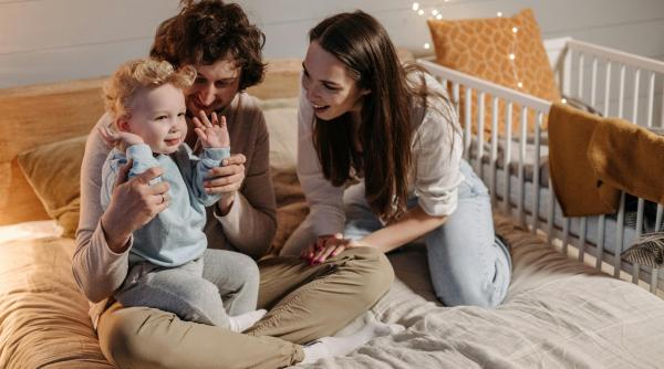 Copilului îi este frică de pătuț? Iată ce ar trebui să faci