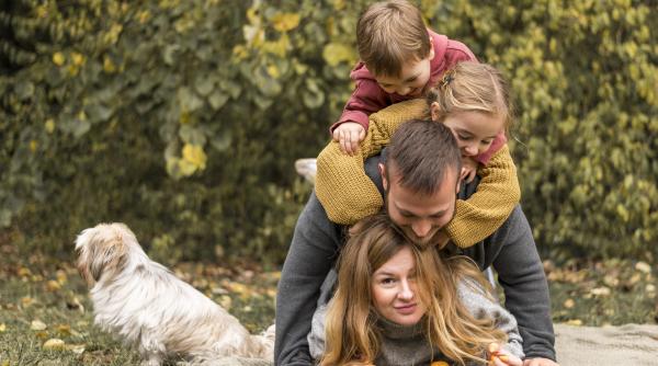 Aveți o familie ocupată? Încercați aceste sfaturi simple pentru a vă integra copiii în obiceiurile sănătoase