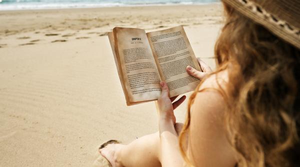 Cărți pe care să le iei cu tine la plajă în această vară
