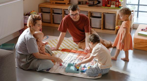 Dezvoltă inteligența copiilor prin joc! Iuliana Baban: „Este cumva naturală, dar părinții o pot susține prin absolut orice joacă!” / VIDEO