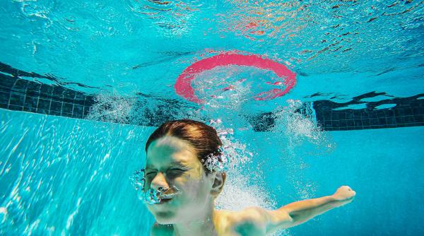 Toate beneficiile înotului pentru copil: Când să începi și ce să nu faci
