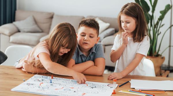 Jocul care îi învață pe copii empatie, matematică, spirit de observație și orientare în spațiu. Psihopedagog Iuliana Baban: „E preferatul meu!” / VIDEO