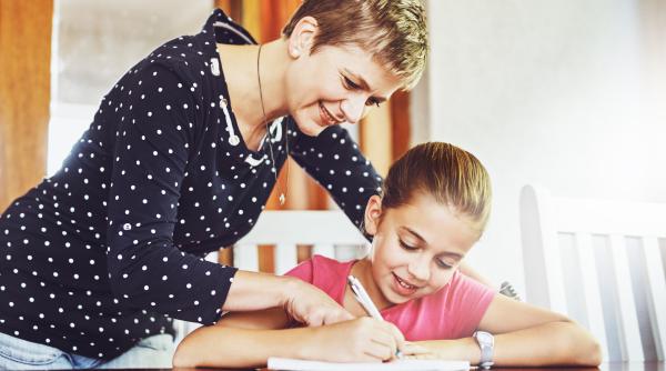 Părinții care apelează la meditații pentru copii ar putea să-și deducă din impozite cheltuielile. Peste 12.000 de profesori țin lecții acasă. Suma încasată la negru, uriașă