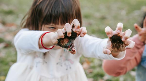 Nu doar pentru imunitate: Încă 4 motive pentru care ar trebui să-ți lași copiii să se murdărească