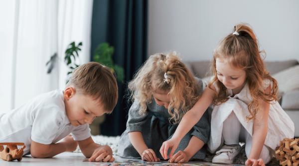 Îmbunătățește răbdarea, perseverența și vocabularul copilului cu acest joc! Psihopedagog Baban: „Se poate juca în câți micuți avem la dispoziție!” / VIDEO