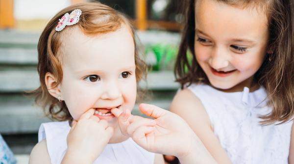 Pete pe dinții de lapte a copiilor: Remediați problema urmând aceste sfaturi