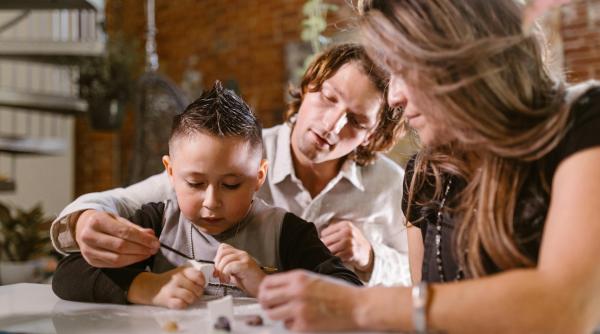 Cum pot părinții să stimuleze abilitățile creative ale copilului: Sfaturi utile 