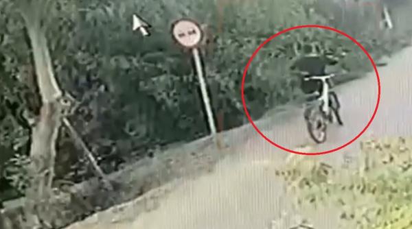 O joacă prostească putea să-l coste viața pe un băiețel de 6 ani: Momentul, filmat de o cameră de supraveghere