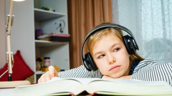 Elevii care ascultă aceste cântece, obțin note mai bune, potrivit unui studiu