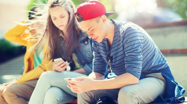 Experiment social: Asta s-a întâmplat cu 10 adolescenți care NU și-au folosit telefonul mobil timp de cinci zile