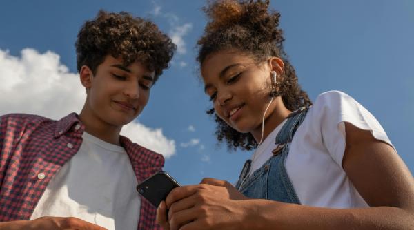 Ești mamă de băiat? Momentul când îți aduce o fată acasă: Așa ar trebui să te comporți