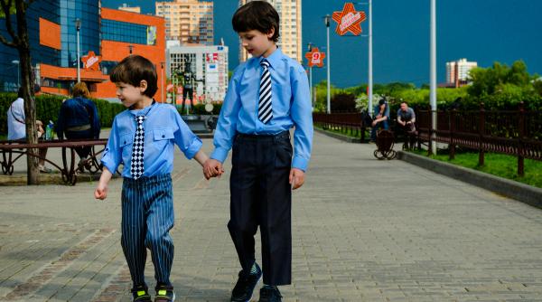 Cum să promovezi o legătură bună între frați cu o diferență mare de vârstă