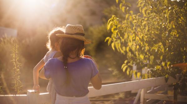 Cum să vă protejați copiii de caniculă