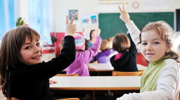 The intelligence of children that we need to train. Iuliana Baban: "These are different generations, and it is NO longer enough for them just to write, read, and count!"