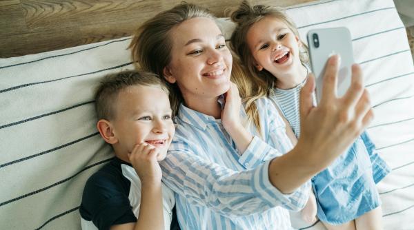 4 comportamente pe care copilul le preia de la părinți: Ce îi transmiți fără să îți dai seama