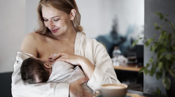 Motivele pentru care bebelușul tău cere mai mult lapte în timpul verii