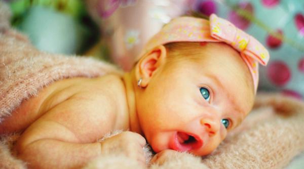 Frumosul nume unisex din trei litere care atrage atenția imediat