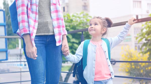 Îți grăbești mereu copiii să iasă pe ușă? Poate duce la o potențială problemă periculoasă pentru viața lor, potrivit experților