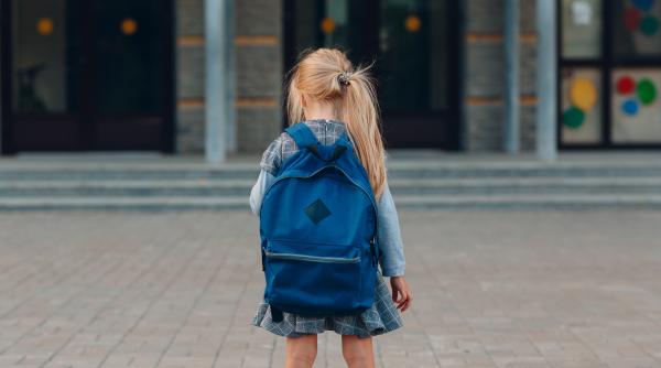 Care este greutatea ideală a ghiozdanului pentru a proteja spatele copilului tău? Medicii au răspuns!