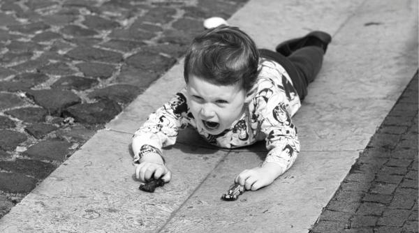 Copilul se tăvălește pe jos când își dorește ceva? Urania Cremene oferă soluția pentru a rezolva rapid momentele de criză