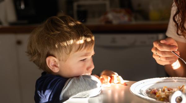 Cele 3 afirmații pe care să NU le spui copiilor în timpul mesei. Expert parenting: „Deși par inofensive la prima vedere, ar trebui INTERZISE!”