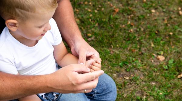 „Copilul meu a fost mușcat de o căpușă, ce ar trebui să fac?” Medicii spun care e cea mai mare greșeală pe care o fac părinții în astfel de momente