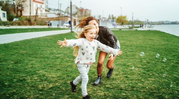 „Cel mai de succes copil este cel «ambițios sănătos»”, susține un cercetător Harvard. Iată ce fac întotdeauna părinții lui!