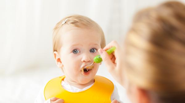 Ingrediente periculoase găsite în mâncarea pentru bebeluși din supermarketuri. Ce au descoperit cercetătorii