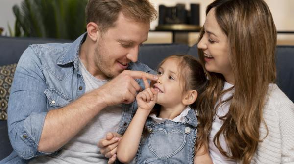 Acesta este ADEVĂRUL despre copiii singuri la părinți