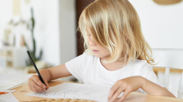 Cum îmbunătățește scrisul de mână gândirea și creativitatea