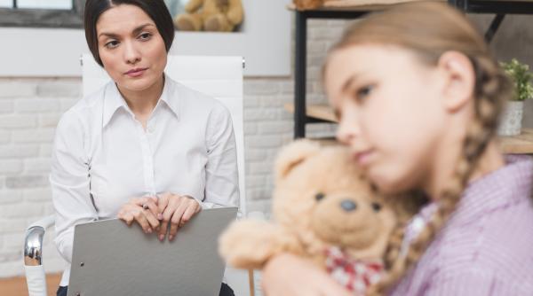 Capul, inima și buricul: Din aceste trei surse părinții le pot trimite informații complete copiilor, spune Oana Morar