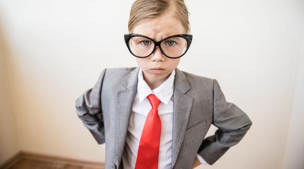 3 semne că crești un copil narcisist: Cea mai toxică educație pe care o poate primi o ființă umană