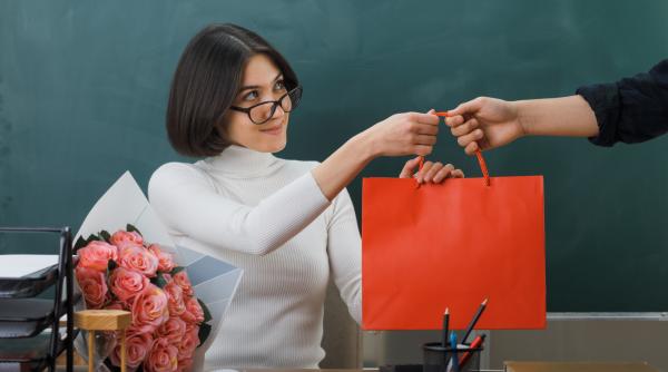 ”Ce cadou să luăm cadrelor didactice?”. Mesajul unui profesor și senator al României adresat părinților  