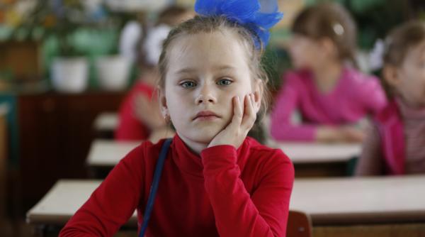 Cum să combați anxietatea de separare atunci când copilul se întoarce la școală? Psihoterapeut: „Această frică provine de la părinți!”