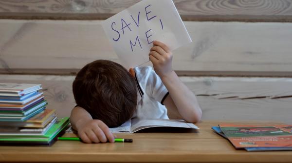 „NU își va mai face temele tot anul școlar!” O mamă revoltată, mesaj pentru profesorul fiului ei: „Ce le transmitem elevilor prin aceste presiuni?”