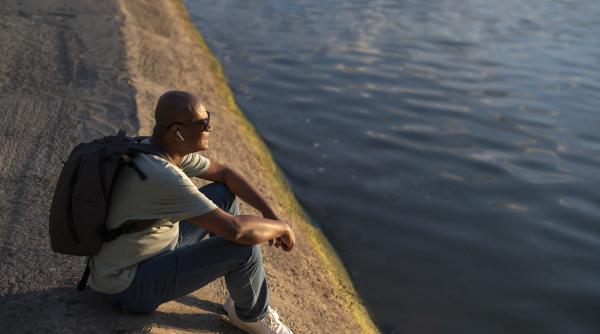 Persoanele cu mai puține studii au astăzi mai puțini prieteni decât în anii 1990. ACESTA este motivul