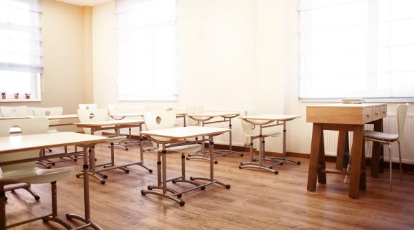 Școala începe peste o săptămână, dar nu există suficienți profesori! Sute de unități de învățământ vor folosi în continuare la catedră dascăli pensionari