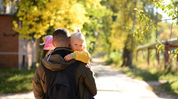 Ai un copil „ancoră”? Un specialist în parenting spune ce consecințe poate avea acest sindrom și cum să eviți să-l dezvolți cu propriul micuț