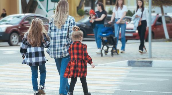 Amenzi pentru părinți dacă nu semnează contractul educațional. Pot scoate din buzunar până la 5.000 de lei 