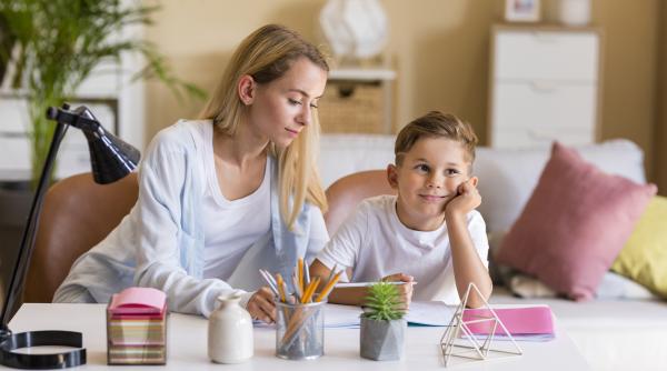 Întrebări pe care părinții ar trebui să le pună copiilor lor în loc de „CUM a fost la școală?”, potrivit unui expert