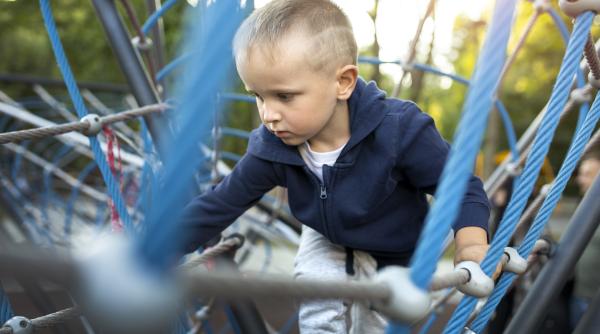 Învață-ți copilul ce înseamnă pericolul fără a crea panică