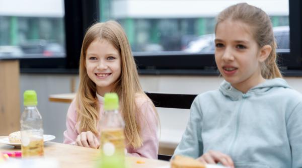 ”O masă caldă la școală”: Câți copii din România vor beneficia. Anunțul ministrului Educației