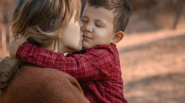 Trei fraze puternice care cresc încrederea în sine a copilului tău. Psiholog Adriana Wingard: Poți să faci asta zilnic