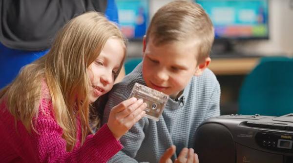 „Un decalaj generațional fascinant!” Vrei să te simți bătrân? Urmărește un videoclip cu copii derutați de tehnologia pe care o foloseau părinții lor / VIDEO